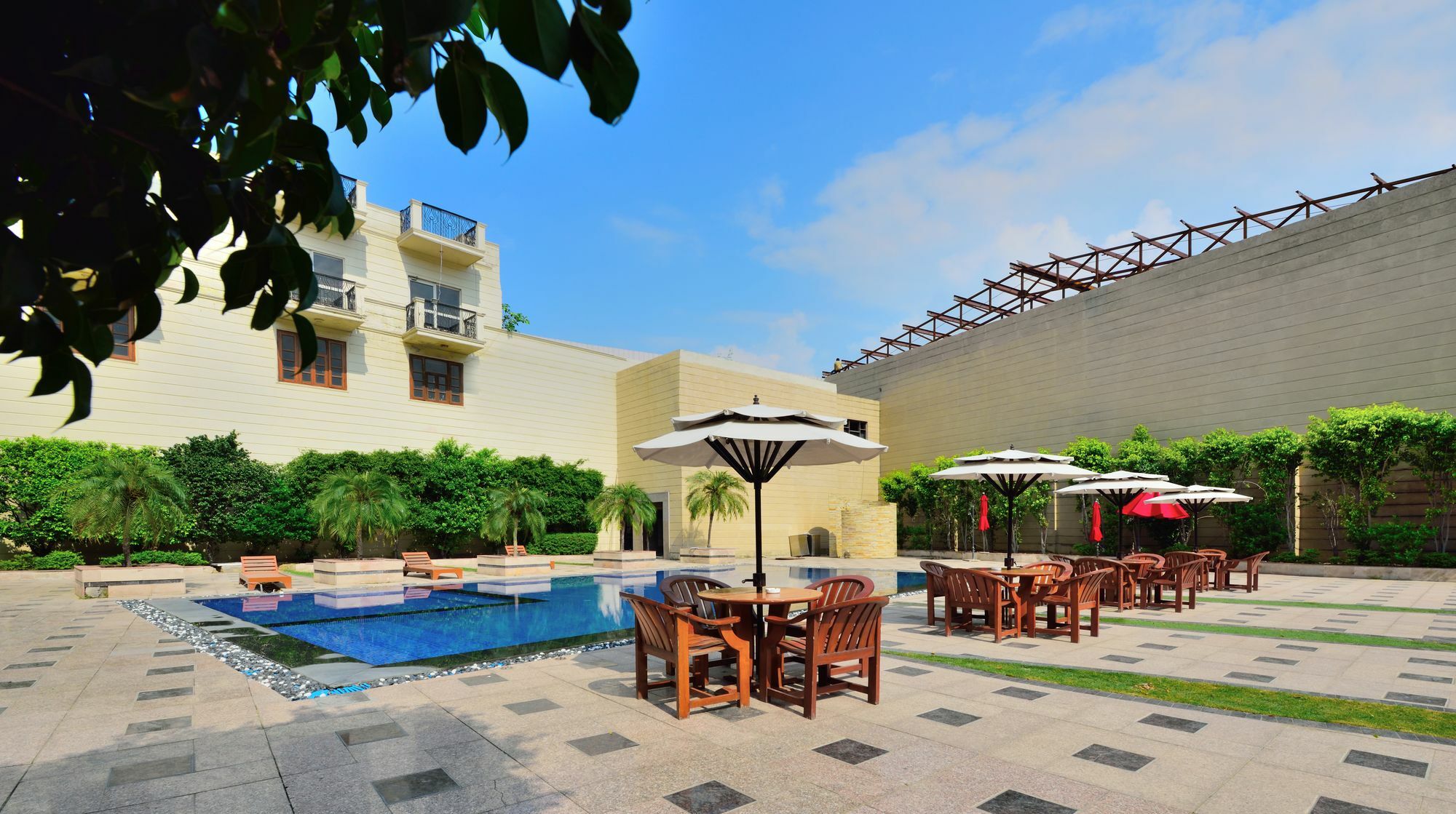 Glitz Westend Inn New Delhi Exterior photo